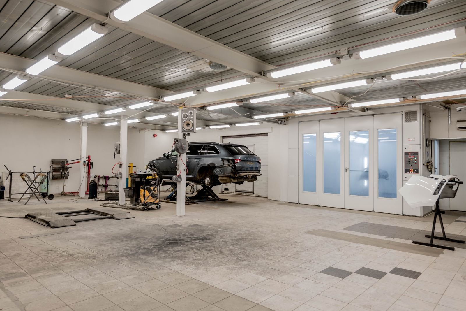Detailing shop bay ready and open for the next scheduled appointment